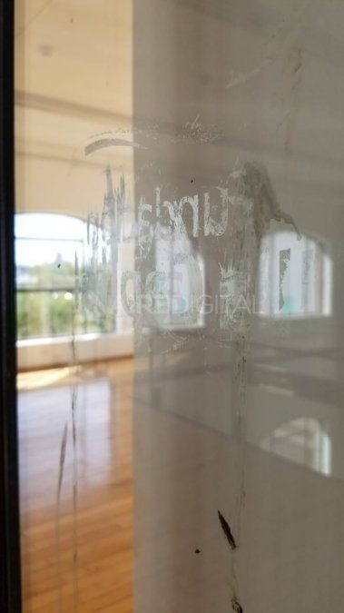 Así lucían este viernes las puertas de vidrio del ala norte del Molino Marconeti.