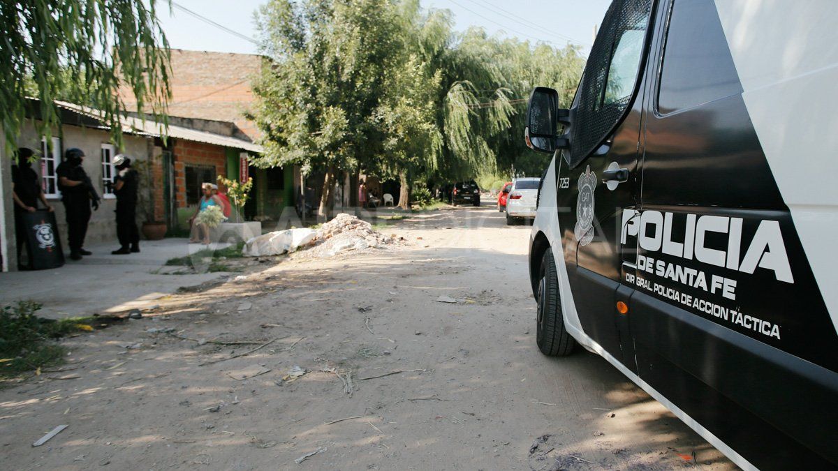 Procedimiento. El momento en que la fuerza allanó las cuatro casas vinculadas a la banda.