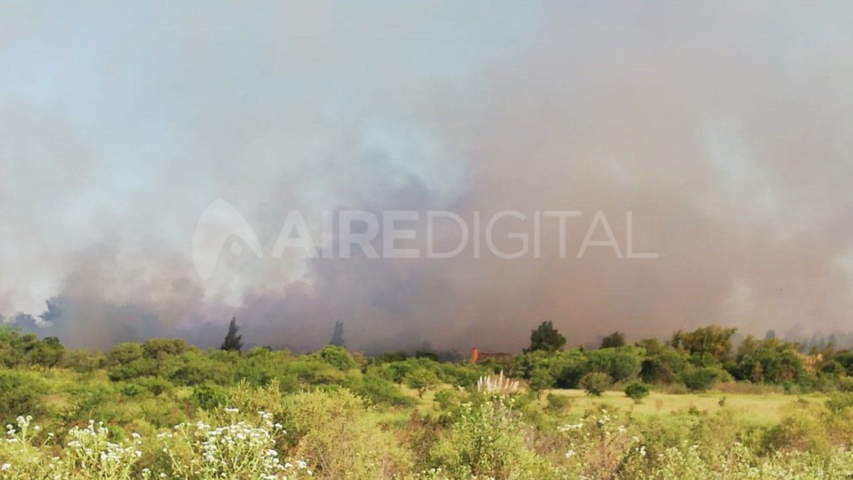 El viento reaviva las llamas hacia el sur y el este de Villa California. El foco ígneo se extiende muy cerca de las viviendas.
