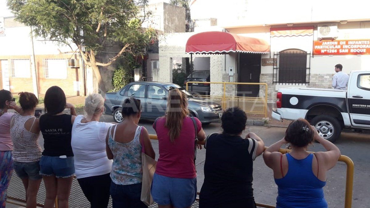 Familiares de los niños que asisten al Jardín San Roque, donde trabajaba el docente acusado de abuso sexual, presenciaron el operativo desde las afueras del edificio.
