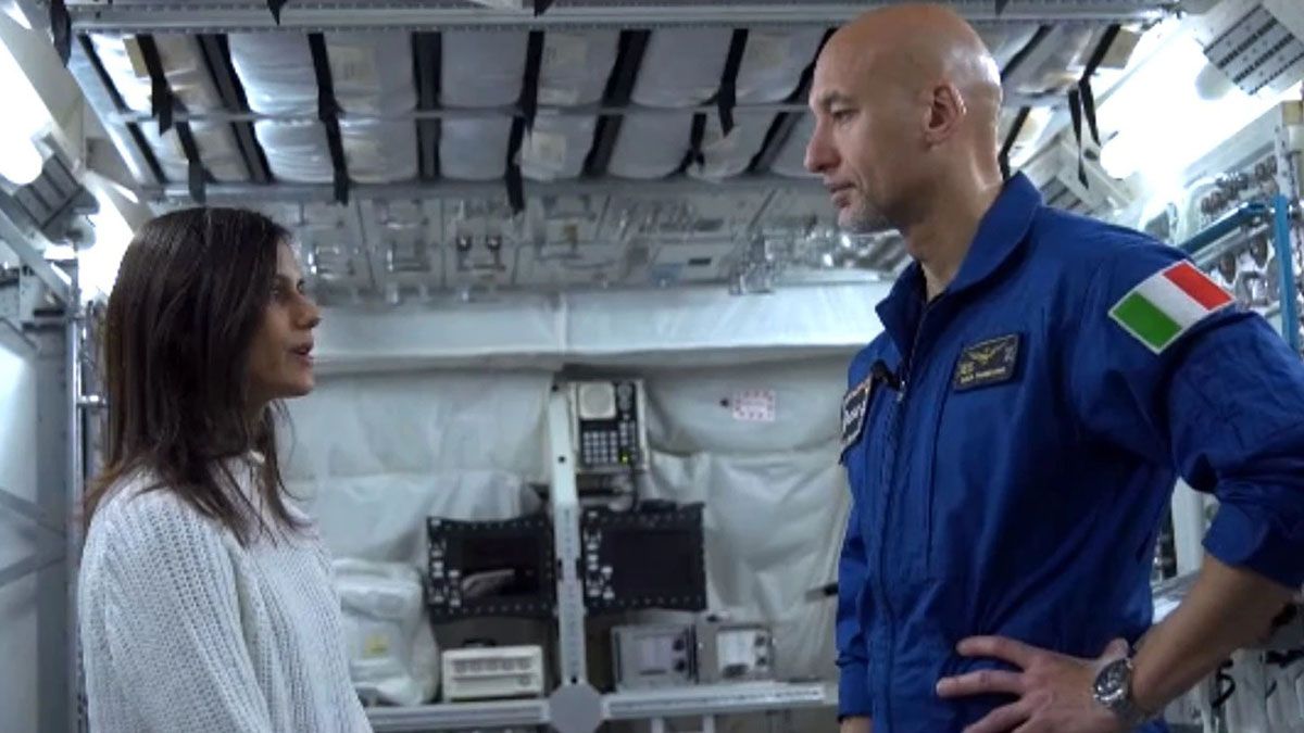 Linda Raimondo junto al astronauta Luca Parmitano, durante una entrevista para Space to Ground (Espacio a Tierra) en el Centro de Entrenamiento de Colonia. Parmitano formó parte de la Expedición 60/61 de la EEI como comandante, en lo que fue su segundo viaje al laboratorio espacial.