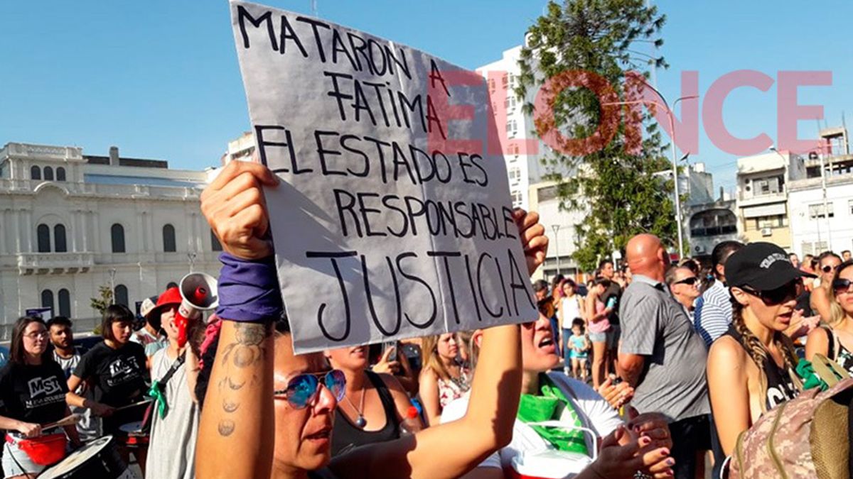 Agrupaciones feministas y amigas de Fátima reclamaron justicia por el femicidio y políticas públicas contra la violencia de género frente a los Tribunales de Paraná.