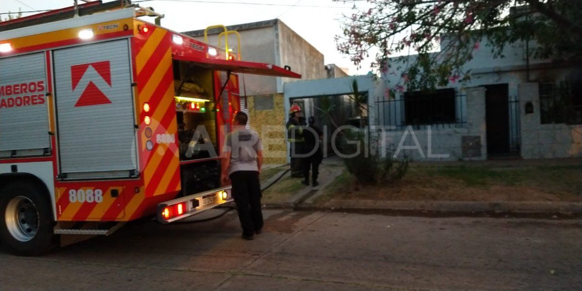 Este domingo hubo un incendio en el interior de una casa de barrio Los Hornos.