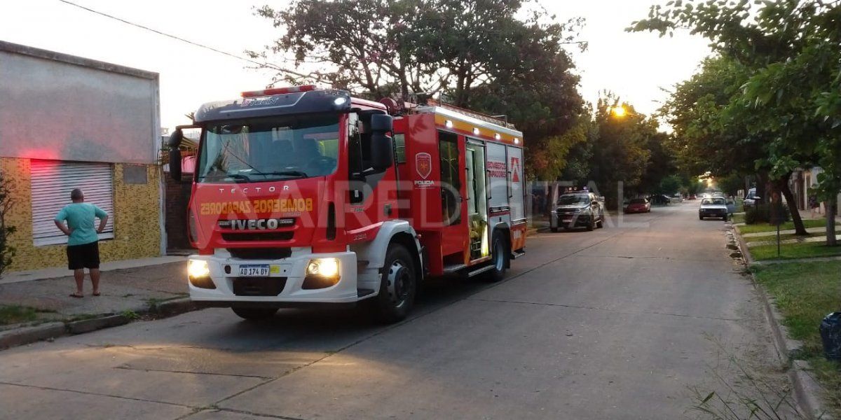 Este domingo hubo un incendio en el interior de una casa de barrio Los Hornos.