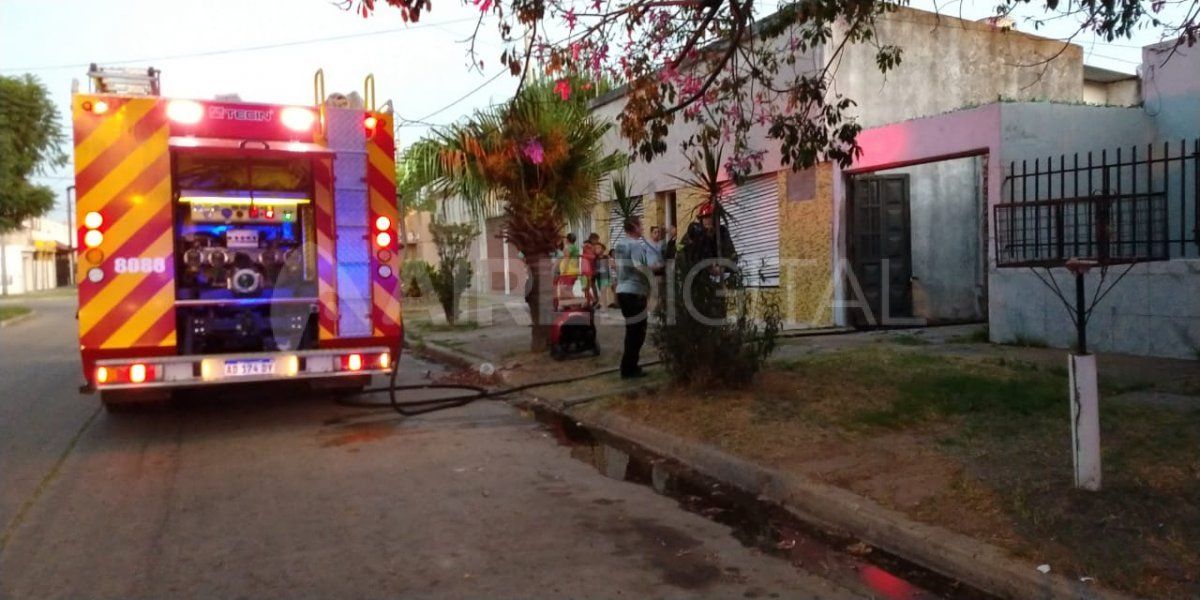 Este domingo hubo un incendio en el interior de una casa de barrio Los Hornos.