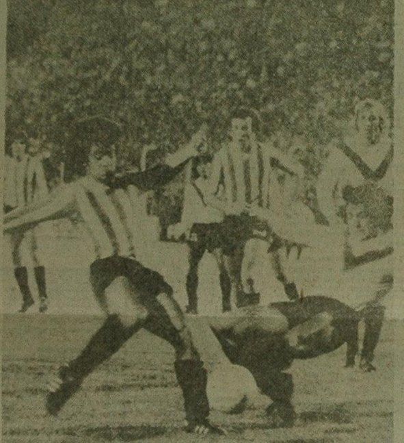 Hilario Bravi es trabado por un defensor de Vélez Sarsfield en el Estadio 15 de Abril. 23/04/1975 - Fecha 17 del Metropolitano: Unión 1-0 Vélez.