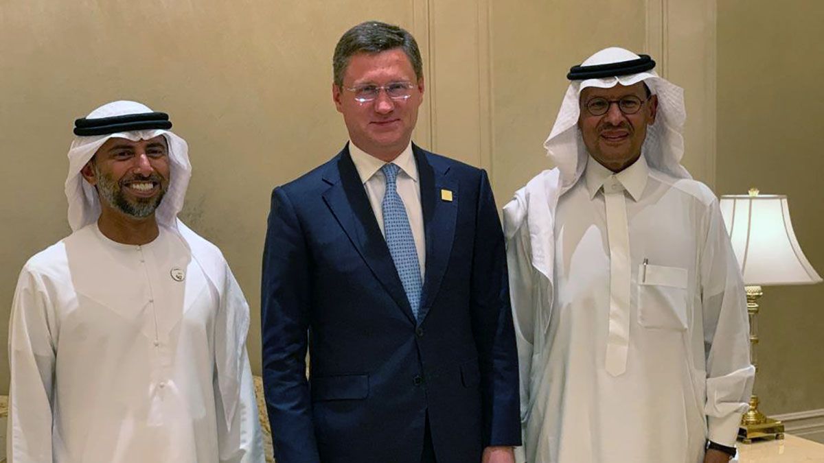 Alexander Novak junto al Ministro de Energía de Arabia Saudita, el Príncipe Abdulaziz bin Salman, y el Ministro de Energía e Industria de los Emiratos Árabes Unidos, Suheil Al-Mazrui.
