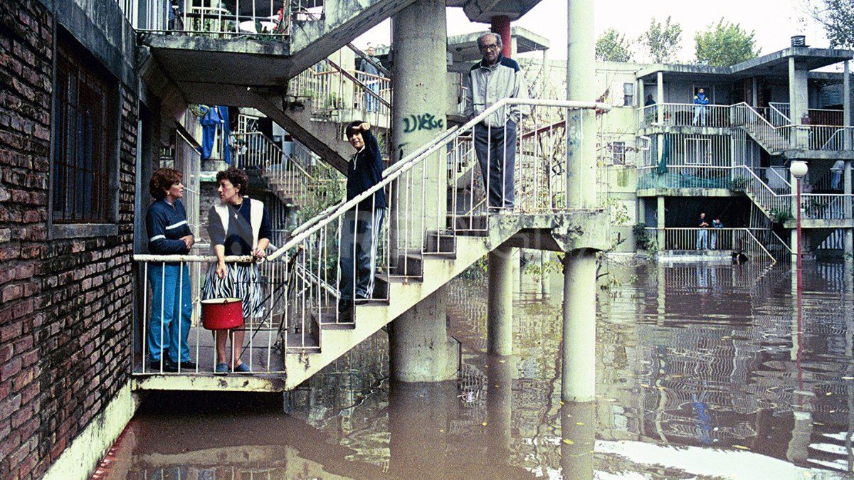 Los vecinos quedaron atrapados en medio del agua.