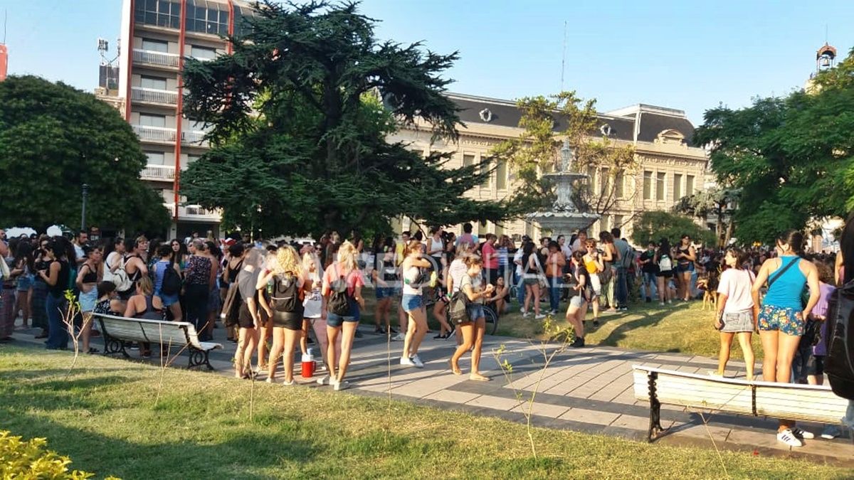 La plaza 1° de Mayo de Paraná repleta de mujeres concentradas antes de comenzar la marcha.