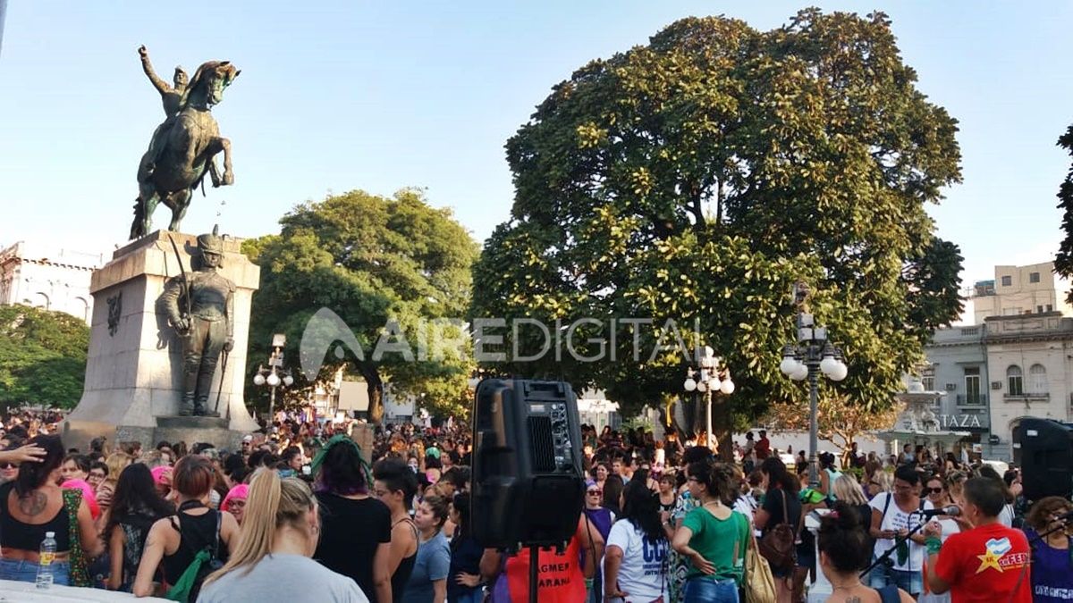 La plaza 1° de Mayo de Paraná repleta de mujeres concentradas antes de comenzar la marcha.