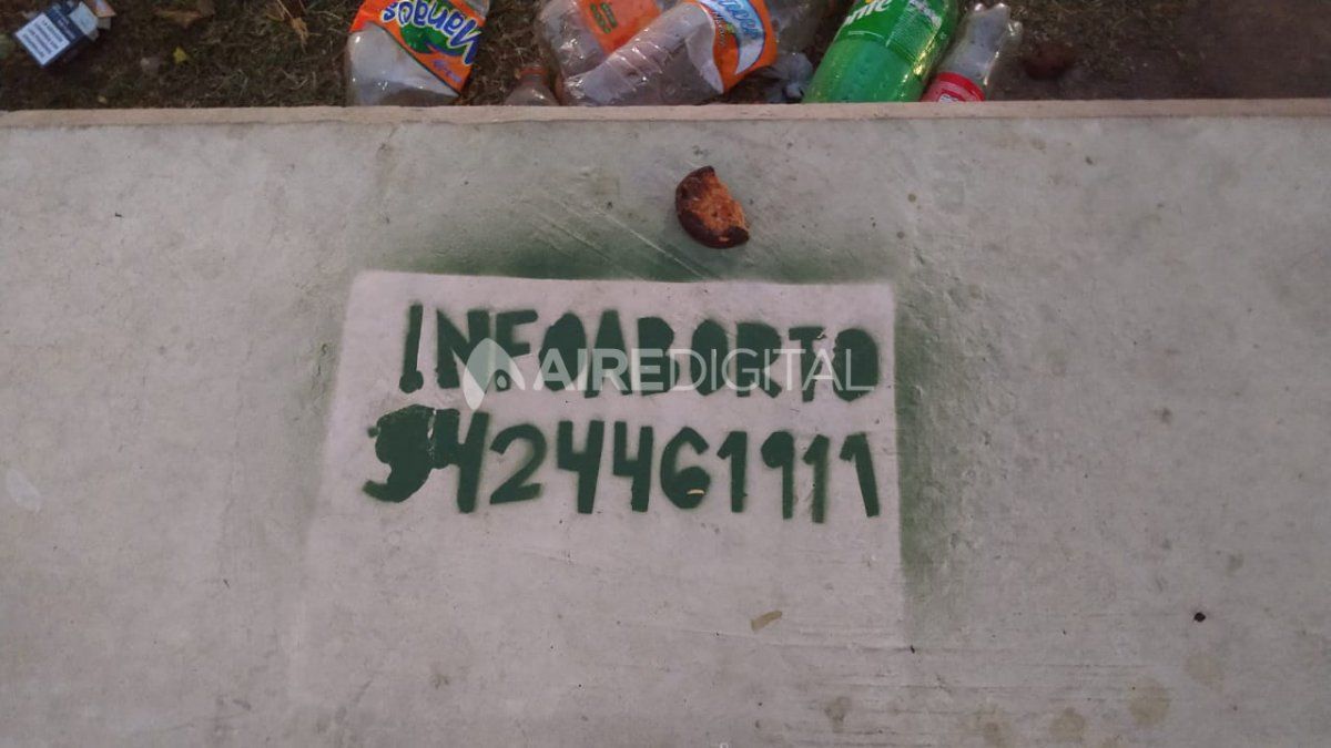 Algunas partes de la plaza fueron pintadas con teléfonos de información sobre abortos.