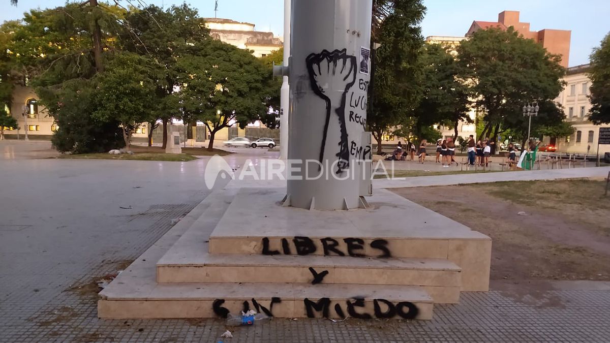 Las manifestantes escribieron con aerosol el mástil de una de las banderas y sus escalones, frente a la Casa Gris.