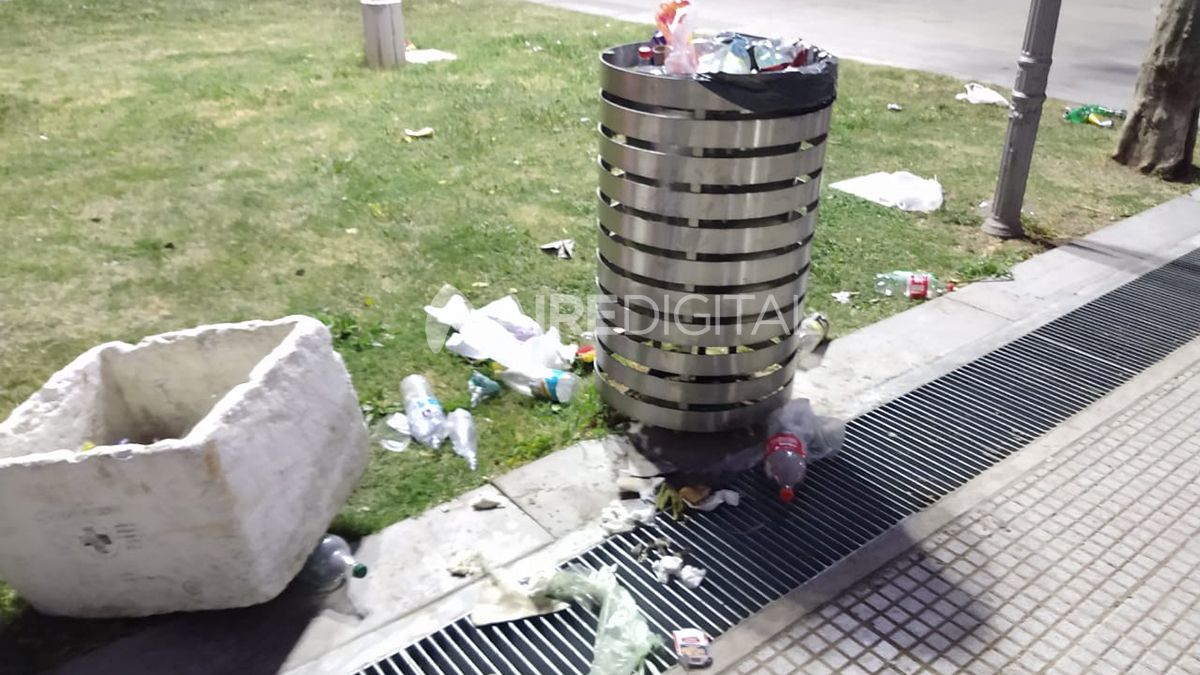 Como sucede cada año con las masivas manifestaciones por los derechos de las mujeres, lesbianas, travestis y trans, la Plaza de Mayo quedó pintada y con los cestos de basura desbordados.