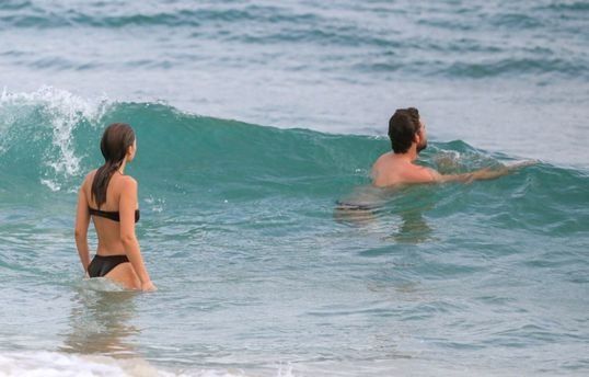 Liam Hemsworth y la modelo Gabriella Brooks en el mar