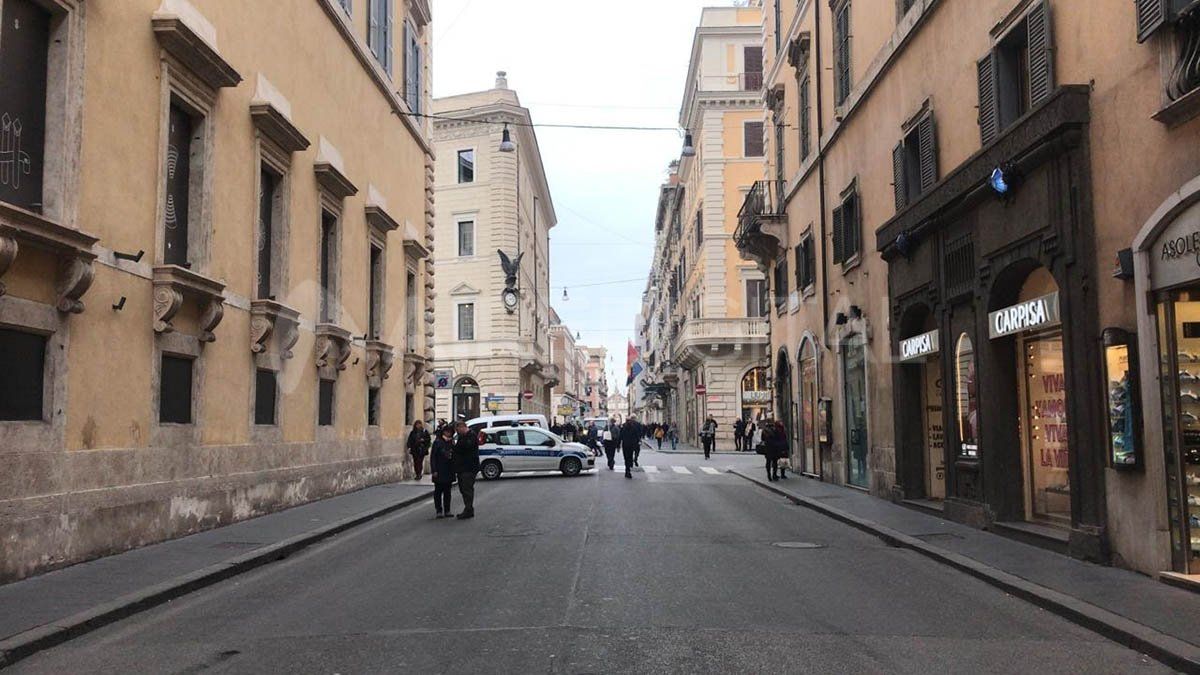 Las calles de Roma están casi vacías a causa del coronavirus que invade Italia. Sólo circulan turistas.