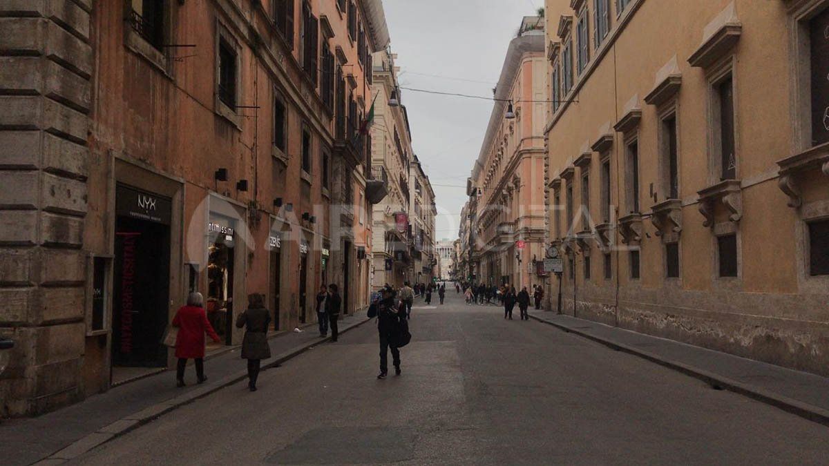 Las calles de Roma están casi vacías a causa del coronavirus que invade Italia. Sólo circulan turistas.