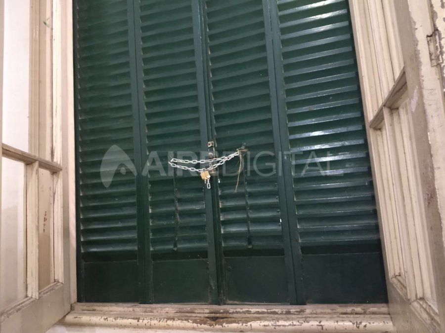 Con motivo de prevenir los hechos de características delictivas, los directivos de la institución optaron en colocar cadenas con candados en las ventanas del edificio.