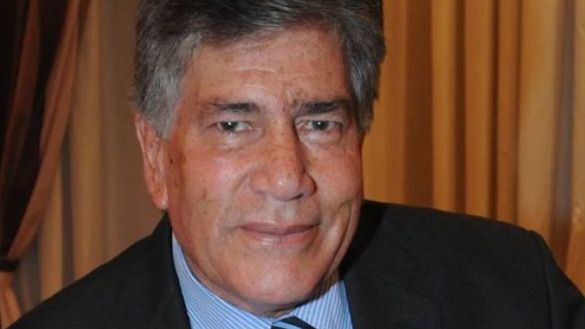 En el rinconense asumió como intendente cuando se encontraba en el Frente Progresista Cívico y Social y después pasó a ser parte de Cambiemos. Con posterioridad abandonó este último sector político.