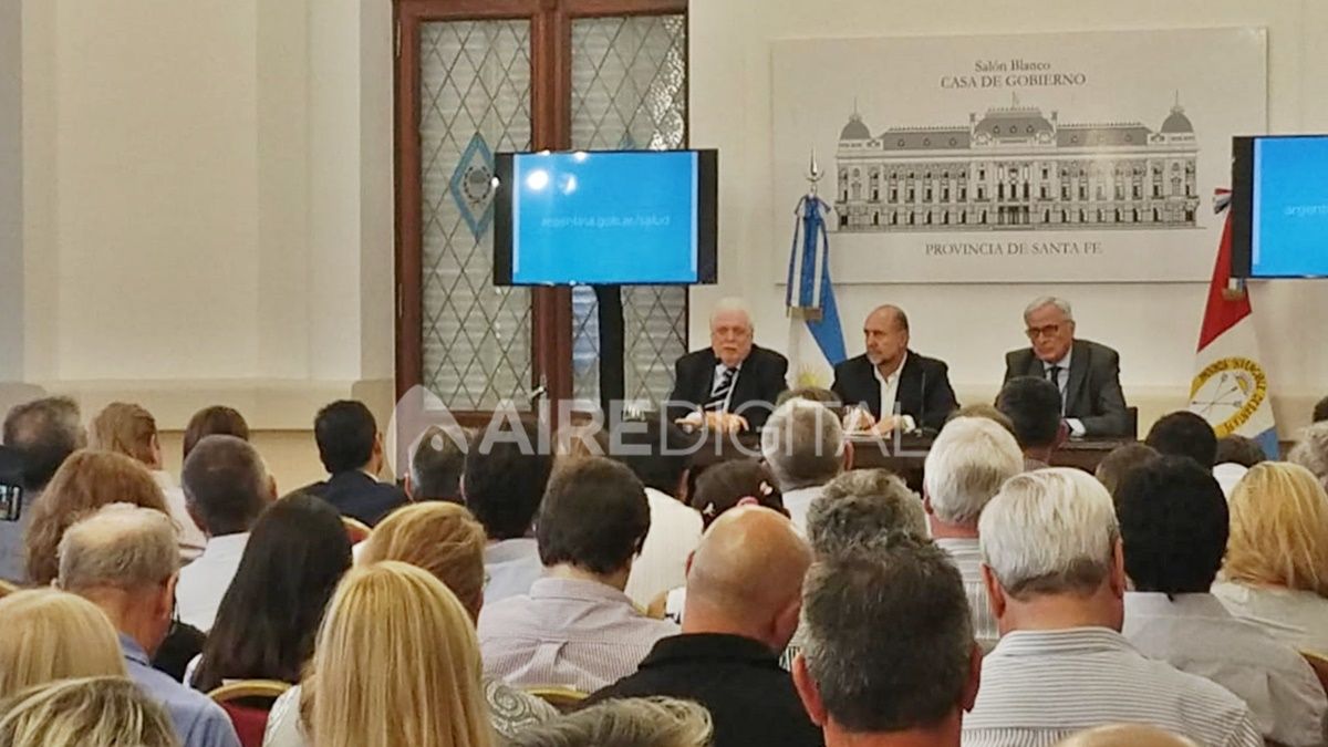 Ginés Gonzalez García, junto al gobernador de Santa Fe, Omar Perotti, y el ministro de Salud local, Carlos Parola, consensuaron medidas de acción frente al coronavirus. 
