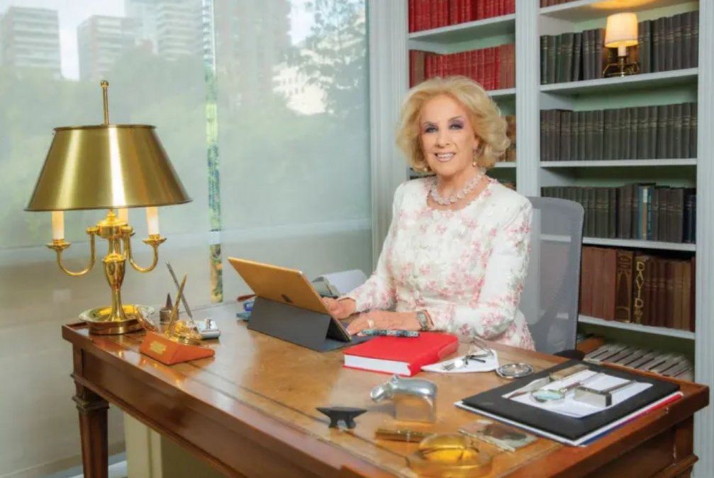Mirtha Legrand en su escritorio, junto al cuaderno rojo donde escribe el nombre de los invitados que quiere en su mesa. (Foto: revista Hola!).