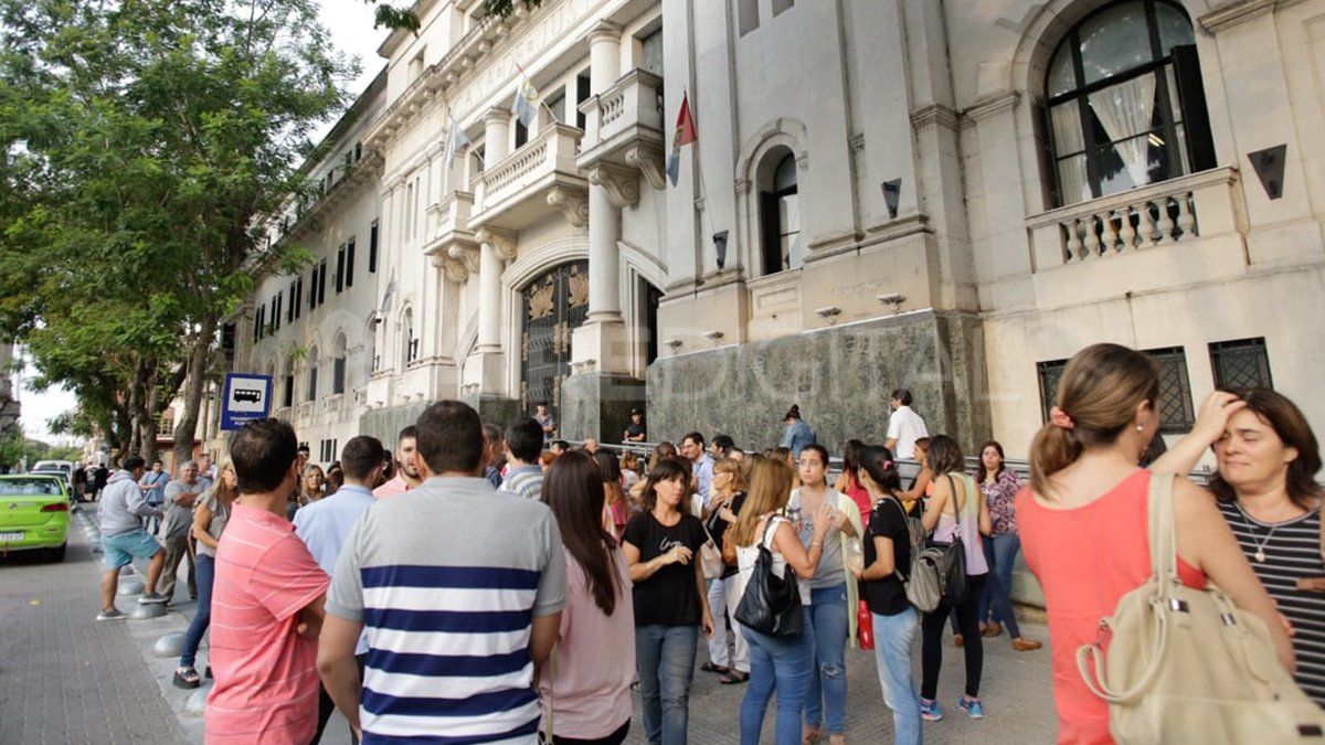 Fuera de tribunales un grupo de padres y docentes se concentraron.