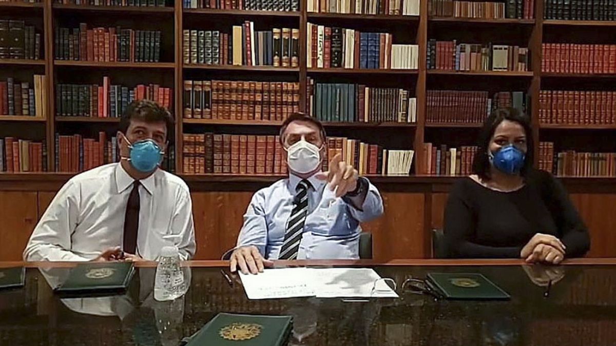 Jair Bolsonaro, apareció este jueves con un barbijo en la transmisión en vivo que todos los jueves hace por Facebook, y confirmó que se hizo el análisis para determinar si contrajo coronavirus.