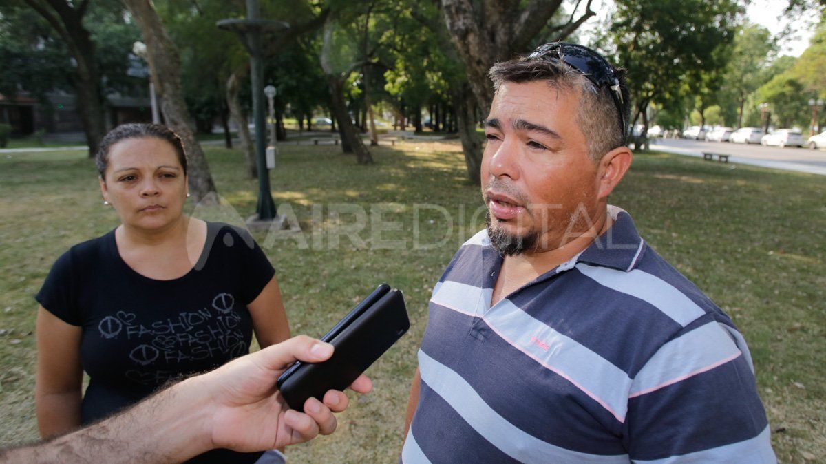 Los entrevistados en el lugar donde ocurrió la caída.