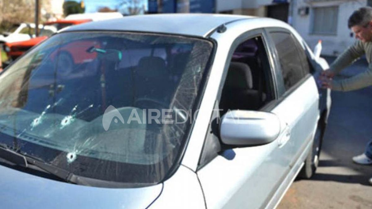 En la escena del crimen se secuestraron diez vainas servidas de calibre 9 milímetros y el parabrisas del Mazda quedó perforado por los impactos.