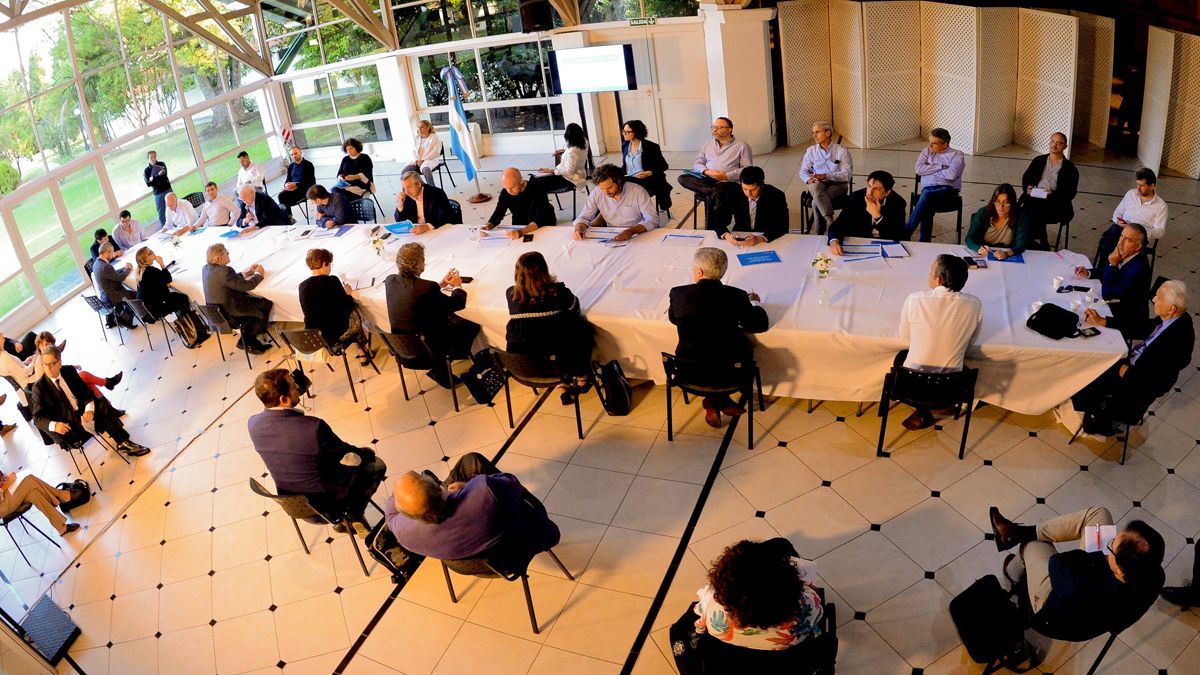 El presidente Alberto Fernández reunido con sus ministros y especialistas.