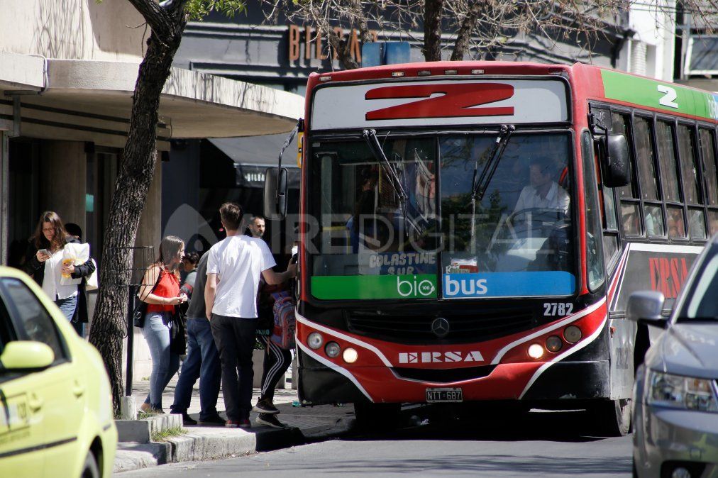 Los colectivos, taxis y remises sienten el fuerte impacto de la falta de gente en las calles.