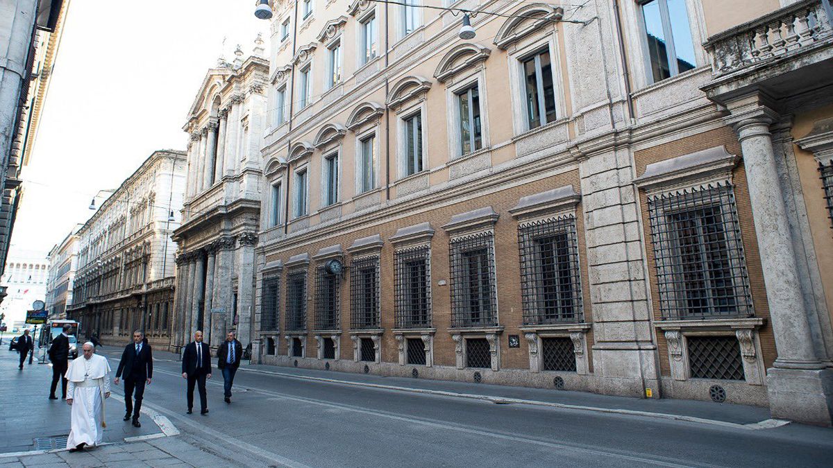 El Papa Francisco salió del Vaticano peregrinando por las calles vacías de Roma. Fue meditando hacia una iglesia donde se conserva un antiguo crucifijo que sobrevivió a un incendio y se dice que salvó la ciudad de Roma de una epidemia en 1522.