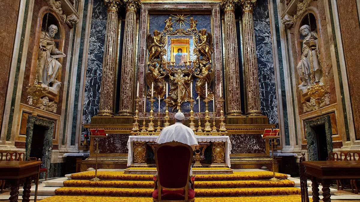 Francisco ante el crucifijo que sobrevivió a un incendio y se dice que salvó la ciudad de Roma de una epidemia en 1522.