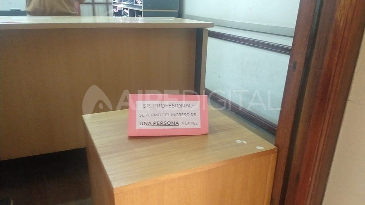 En las puertas de las oficinas se colocaron diferentes elementos para impedir el ingreso