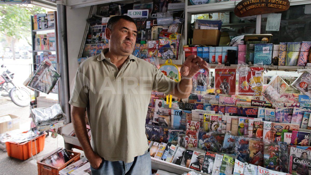 José es canillita hace 46 años. La pandemia por el coronavirus también le afecta.