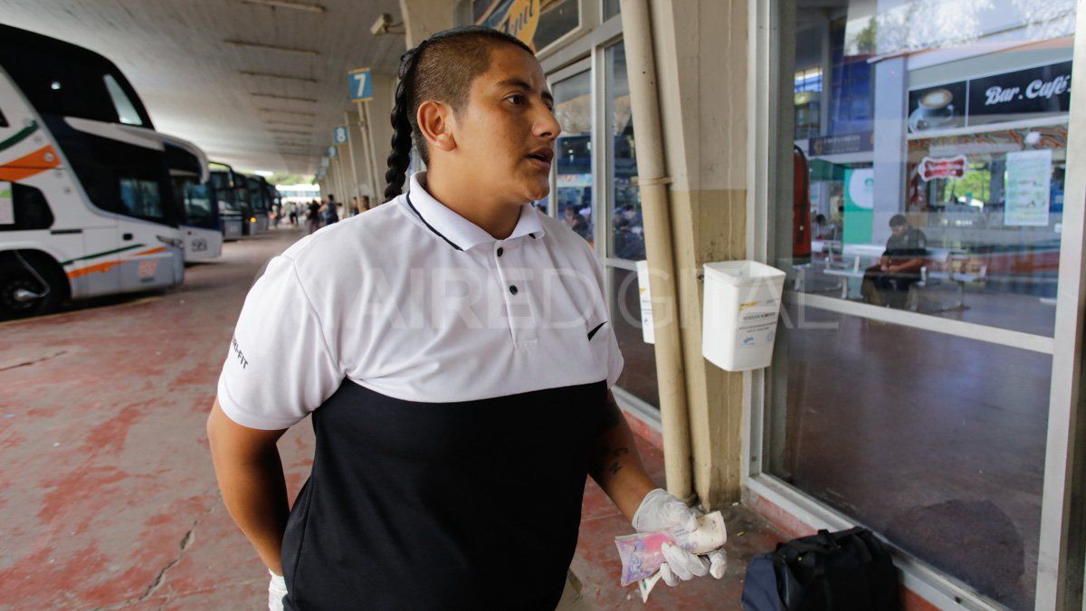 Giselle vende alfajores en los colectivos que salen de la terminal. La pandemia por el coronavirus también le afecta.