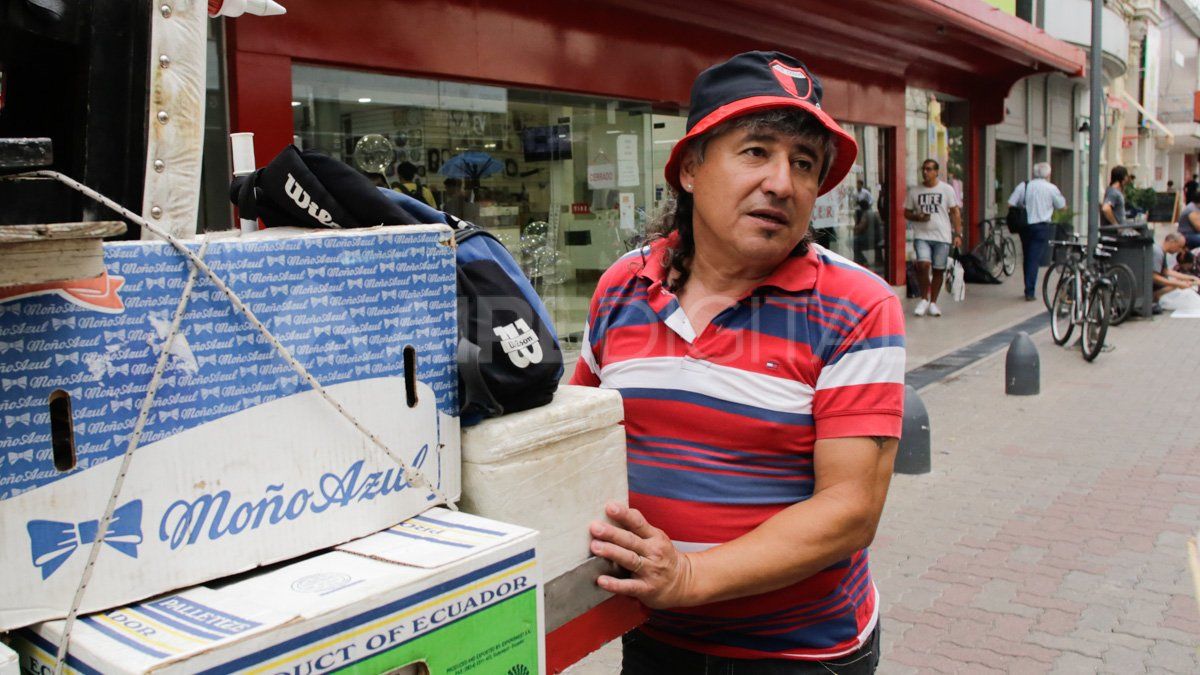 Hugo vende garrapiñadas en la peatonal San Martín. La pandemia por el coronavirus también le afecta.