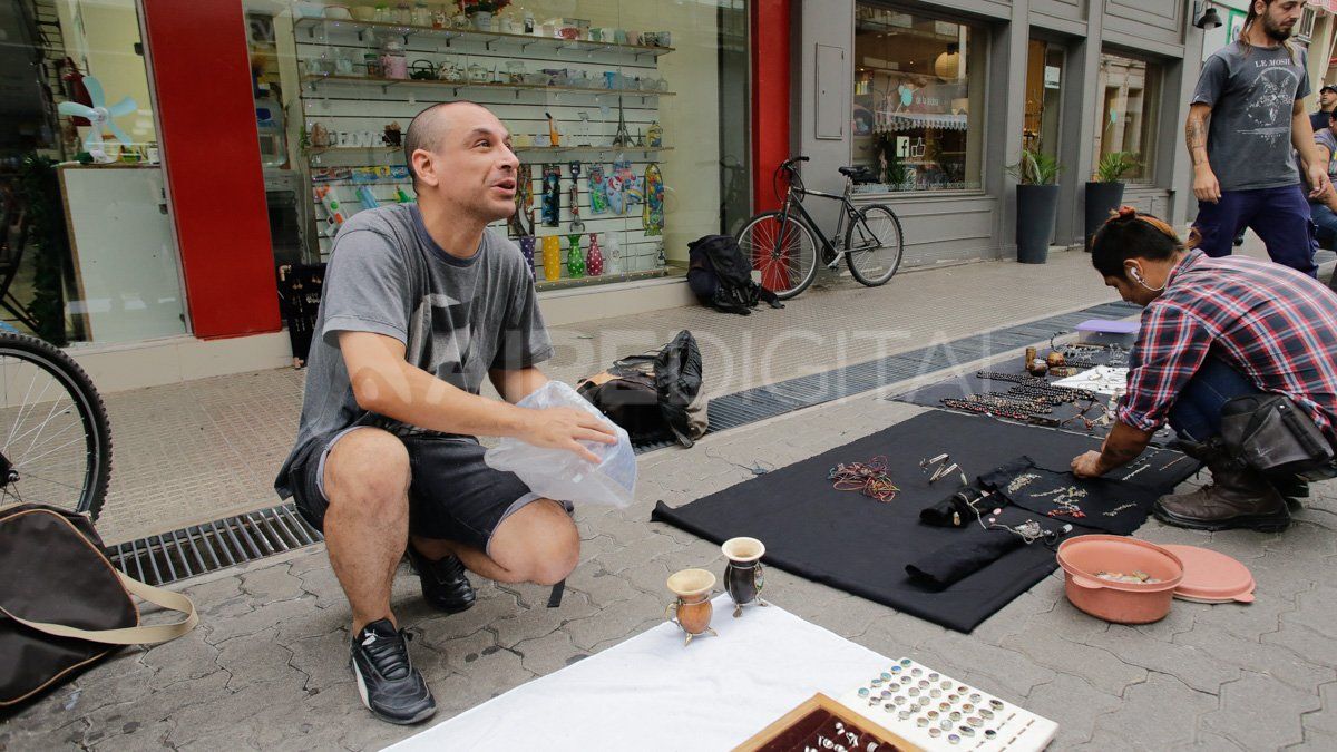 Maximiliano es artesano en la peatonal San Martín. La pandemia por el coronavirus también le afecta.