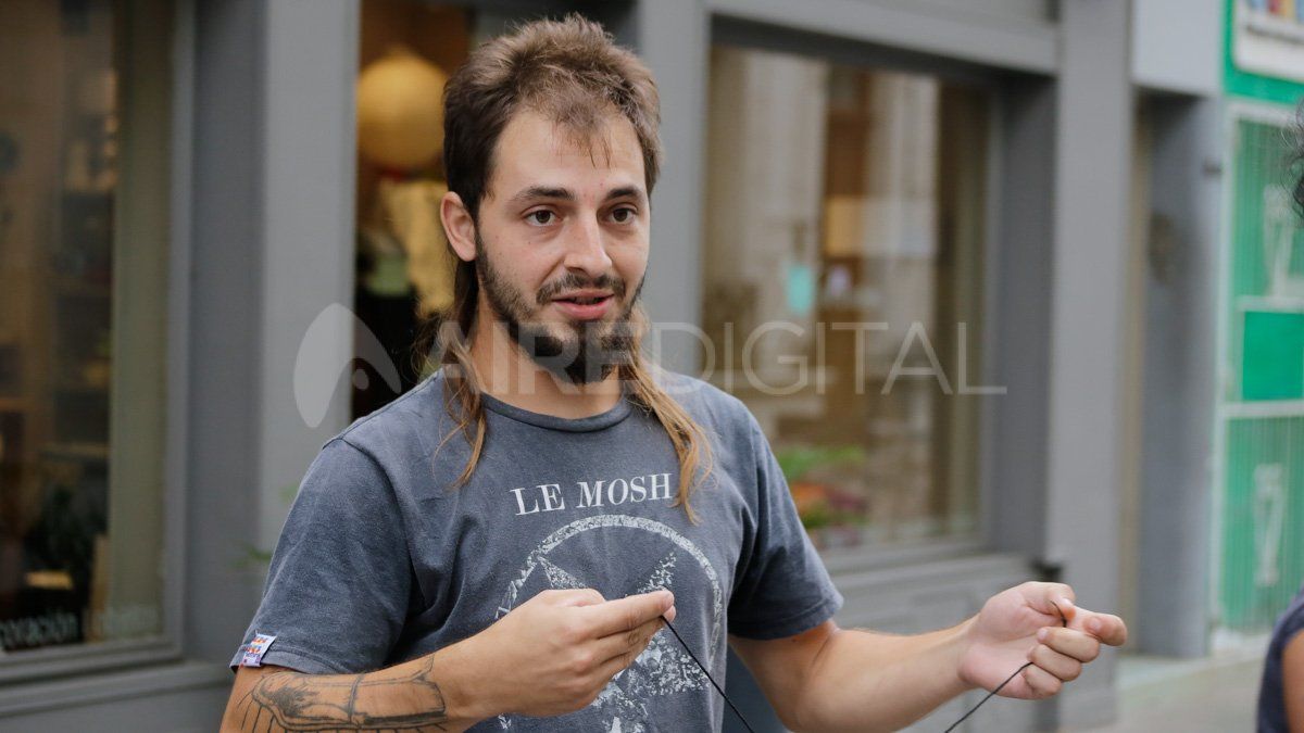 Nicolás es artesano en la peatonal San Martín. La pandemia por el coronavirus también le afecta.