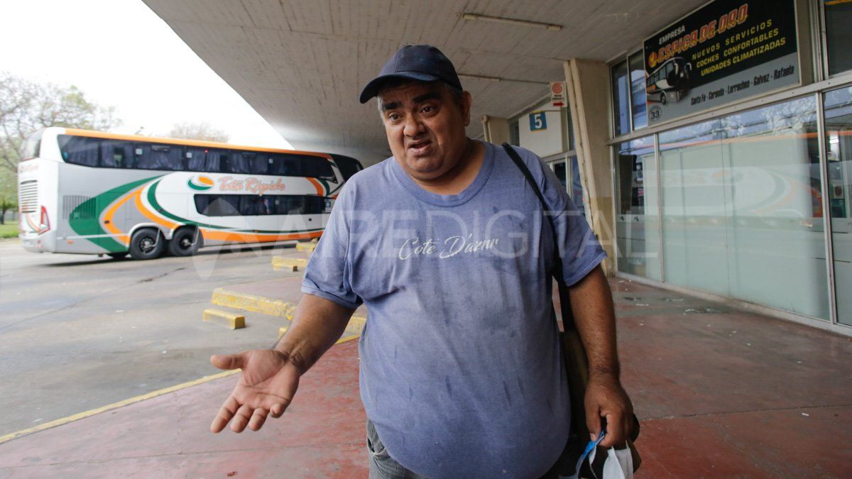 Juan es maletero en la terminal. La pandemia por el coronavirus también le afecta.