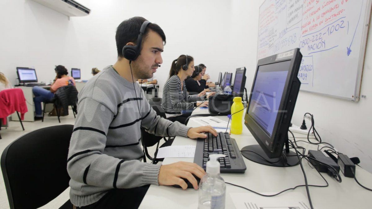 Los operadores que atienden las llamadas descansan una hora y 20 minutos.