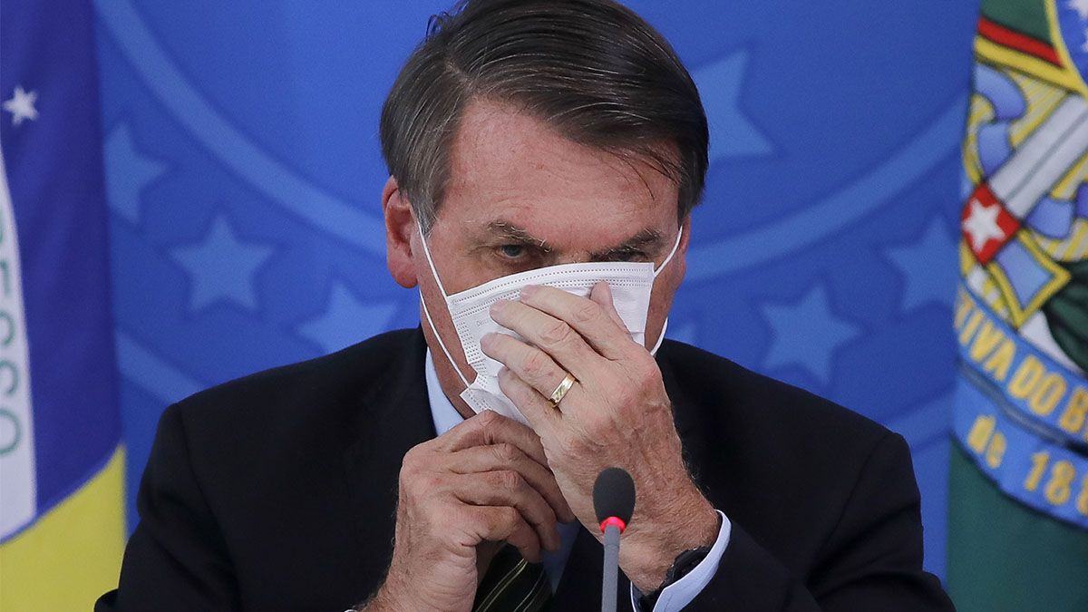 Jair Bolsonaro confirmó que dos de sus funcionarios están afectados por coronavirus y usó un barbijo para dar el anuncio.