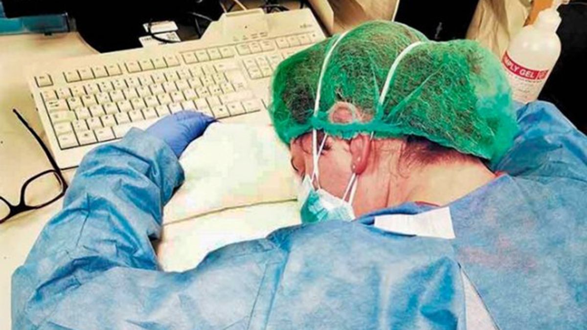 Elena Pagliarini, enfermera del Hospital de Cremona en Italia, muestra los signos de cansancio en uno de los turnos más agota-dores que tuvo en su vida. La imagen dio la vuelta al mundo.