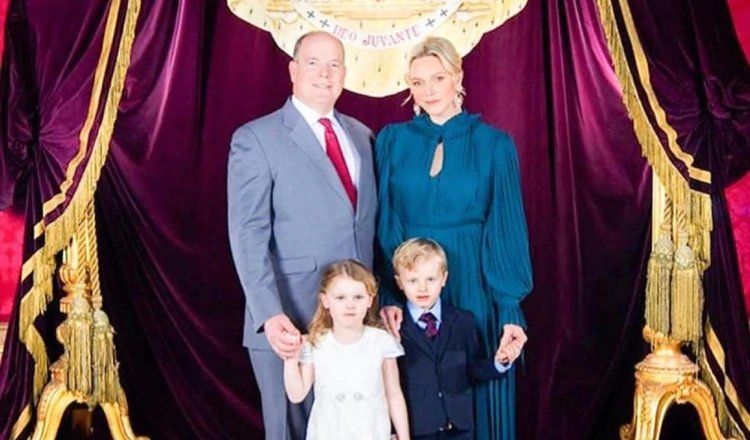 El príncipe Alberto de Mónaco con su esposa y sus hijos (Fotografía, Instagram: @hshprincesscharlene)