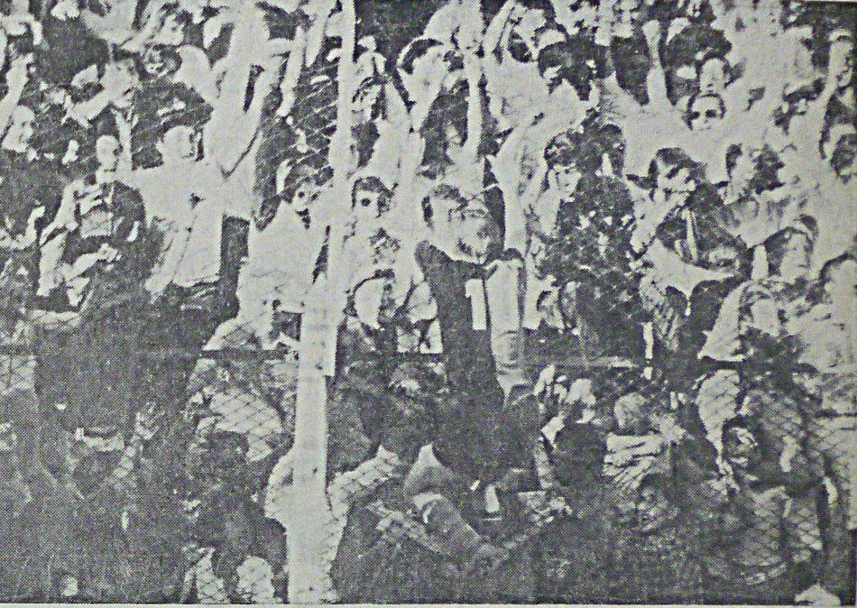 Motura se agarra del alambrado y festeja con los hinchas de Colón. 9° fecha del Torneo Reclasificatorio. Unión 0-1 Colón. 1 de noviembre de 1970.