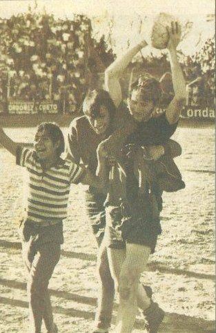 Motura con la pelota que hizo el gol a Unión.