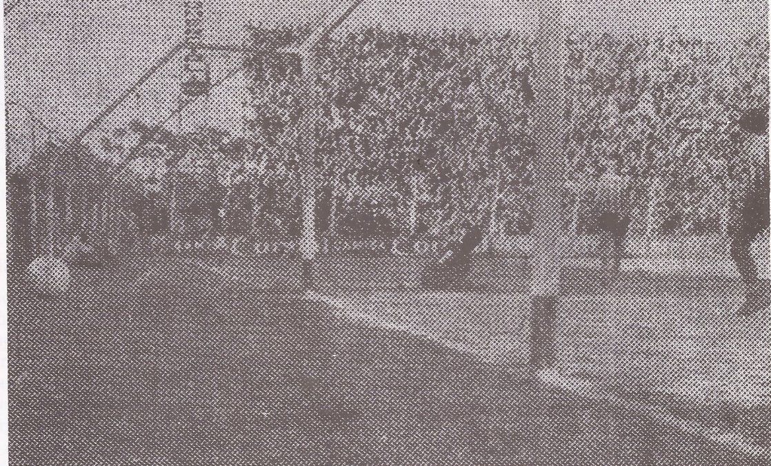 La pelota ingresa en el Estadio 15 de Abril. Colón se llevaría un triunfo histórico que en el futuro inmediato lo mantendría en Primera División.