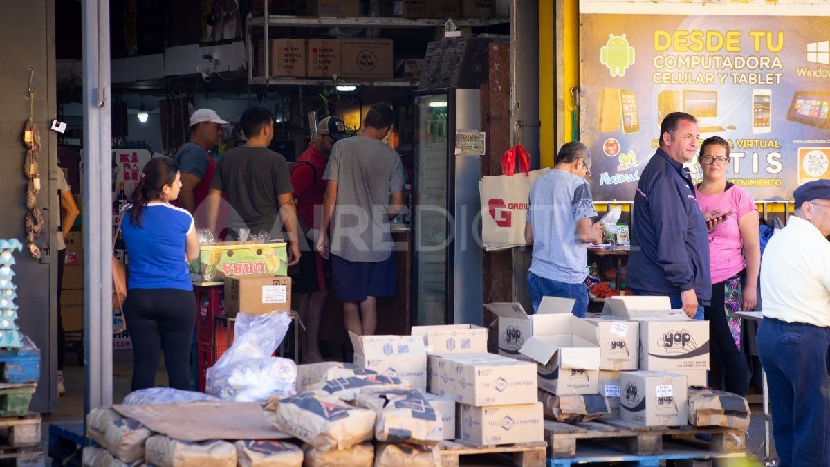 Las colas para entrar a los mayoristas y supermercados pueden llevar hasta 40 minutos y a la gente le cuesta mantener la distancia.