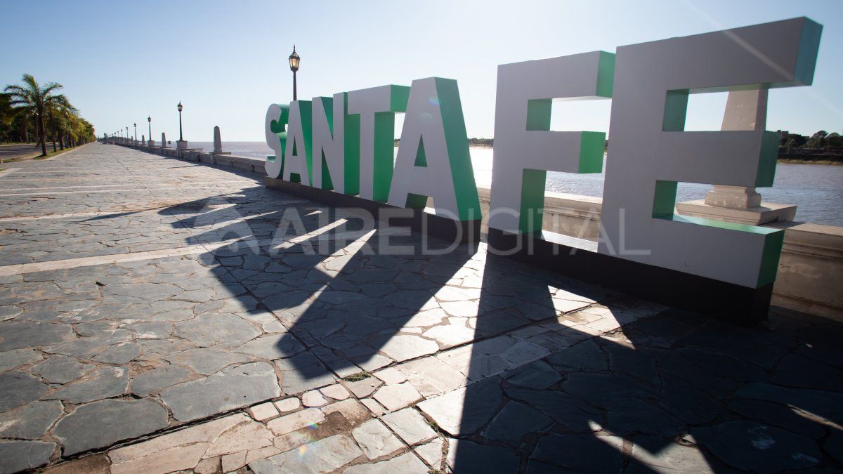 El coronavirus convirtió al punto de selfies de la ciudad, con el combo cartel-puente colgante, en un solitario mirador de la Setúbal.