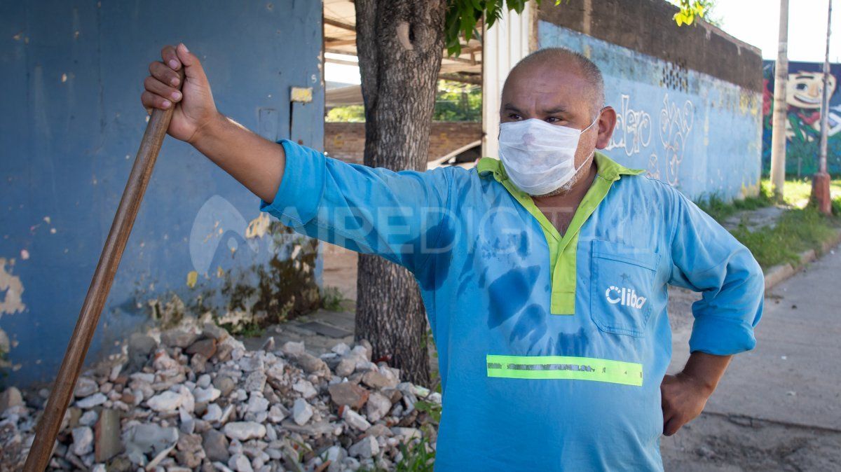 El barrendero Pablo Silva siente mucha impotencia porque ve gente tomando mate en los parques y paseando a sus bebes.