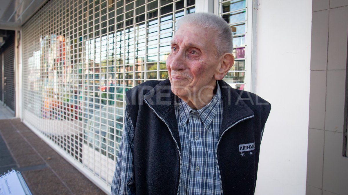 Miguel Martínez, de casi 90 años, prometió no salir más de su casa.